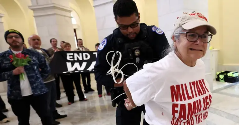 গ্রেপ্তার করা হচ্ছে যুদ্ধবিরোধী বিক্ষোভকারীদের